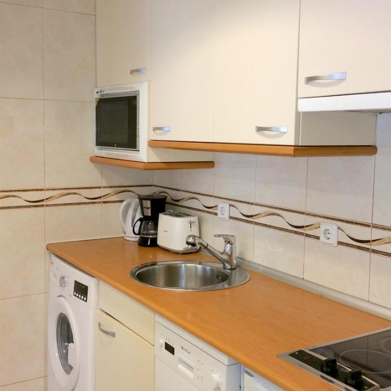 Plaza Madrid Central - Deluxe One-Bedroom Apartment with City View - 1