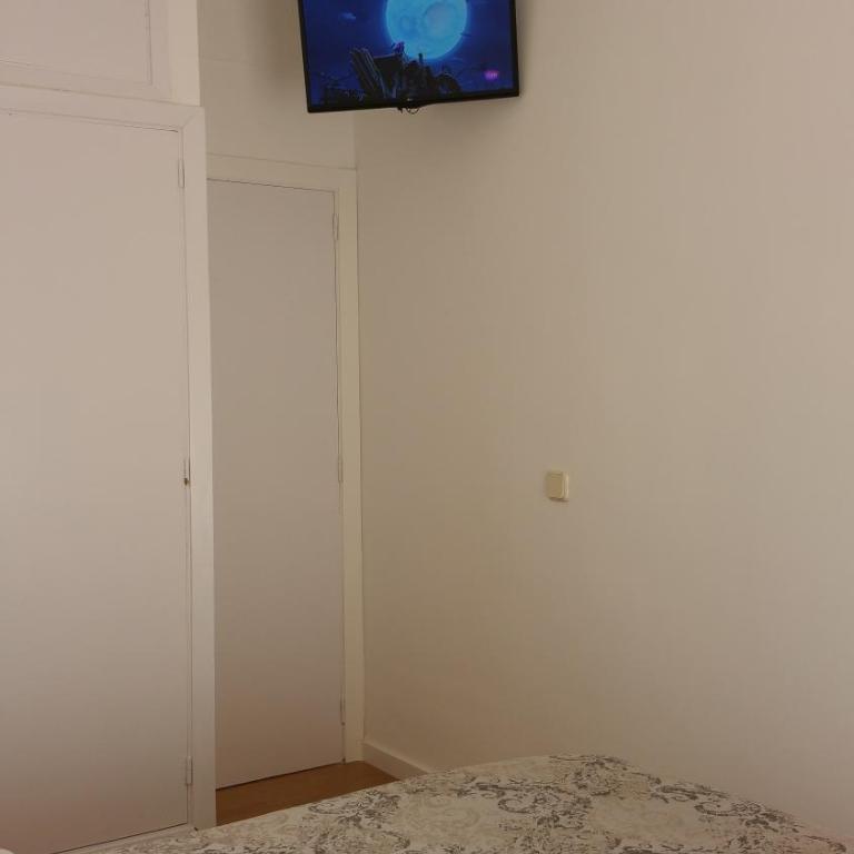 Plaza Madrid Central - Deluxe One-Bedroom Apartment with City View - 4
