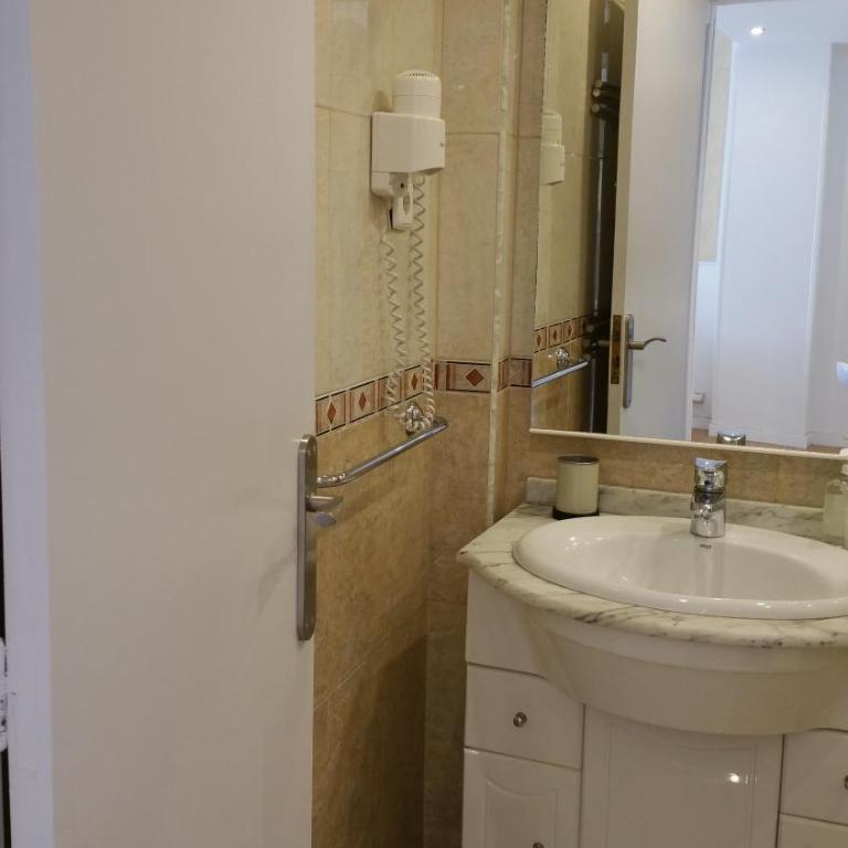 Plaza Madrid Central - Deluxe One-Bedroom Apartment with City View - 10