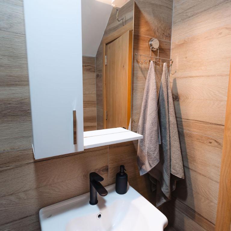 Tara Apartments - Studio - 11