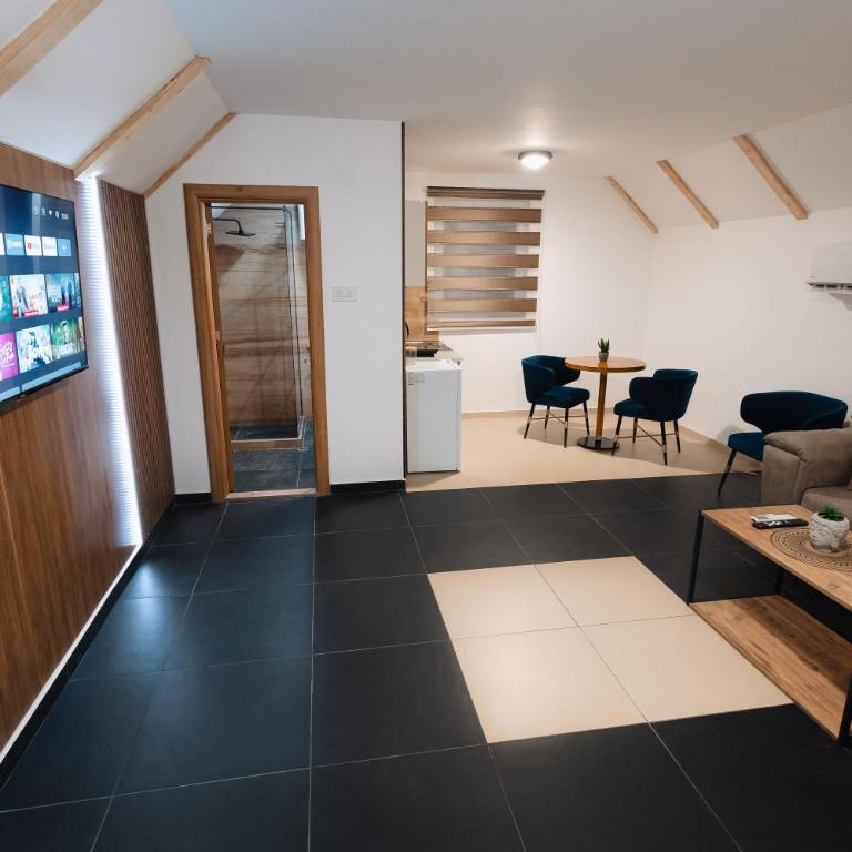 Tara Apartments - Studio - 14