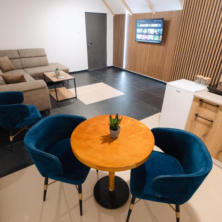 Tara Apartments - Studio - 2