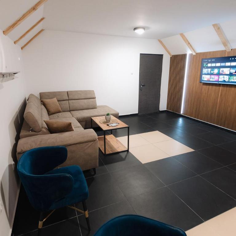 Tara Apartments - Studio - 6