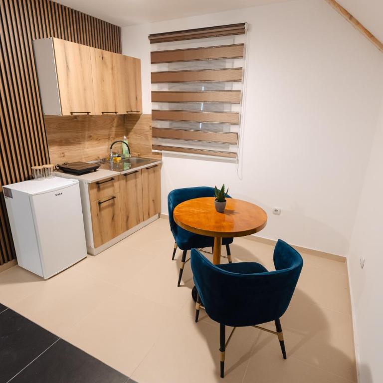 Tara Apartments - Studio - 4