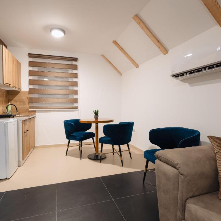 Tara Apartments - Studio - 7