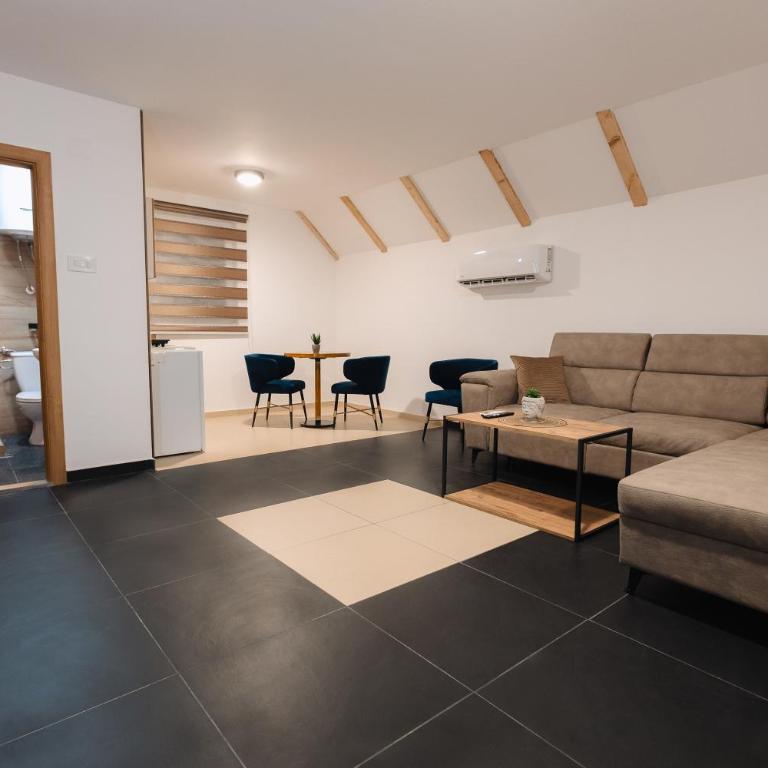 Tara Apartments - Studio - 8