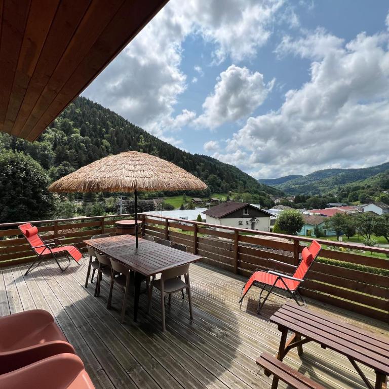 Chalet Privé avec Vue Panoramique sur les Montagnes & Proche LAC - Three-Bedroom Chalet - 1
