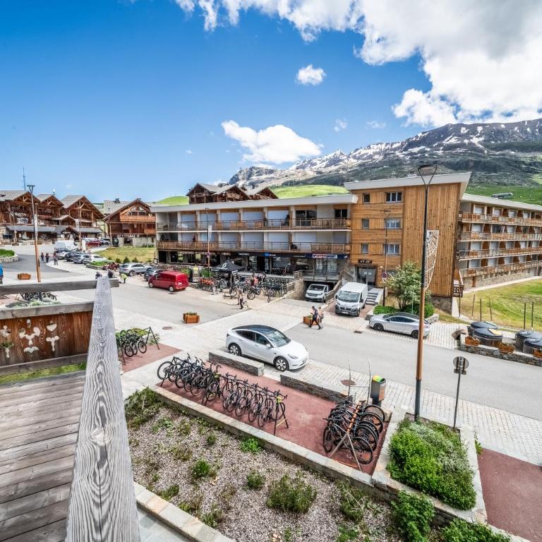 Apartment Sipo Alpe D'Huez - by EMERALD STAY - Three-Bedroom Apartment - 53