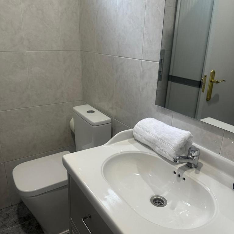 Casa Ulloa con JARDÍN - Three-Bedroom House - 20