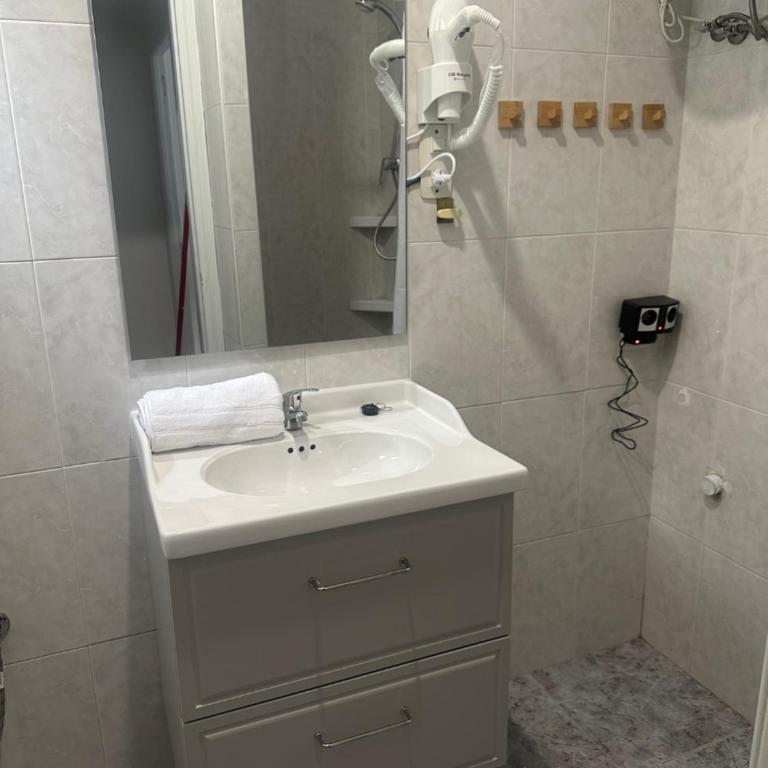 Casa Ulloa con JARDÍN - Three-Bedroom House - 21