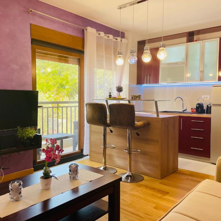 Lavander Apartment W Pool and Private Beach - One-Bedroom Apartment - 7