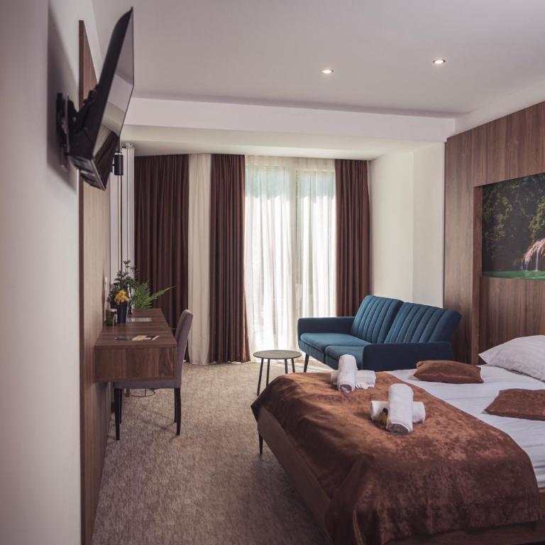 Hotel Tazz - River Front Oasis Collection - Suite with River View - 11