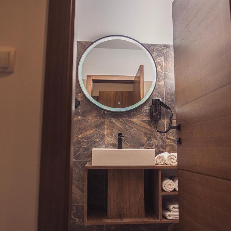 Hotel Tazz - River Front Oasis Collection - Suite with River View - 18