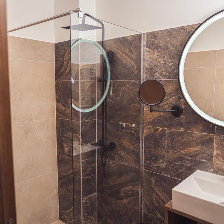 Hotel Tazz - River Front Oasis Collection - Suite with River View - 22