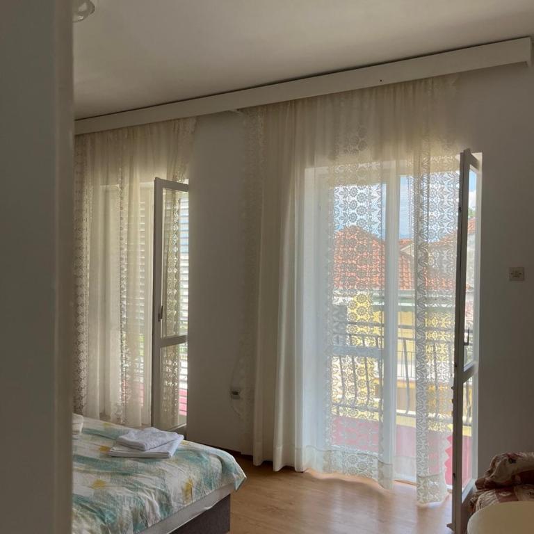 Apartman Katarina - Kanli Kula - Three-Bedroom Apartment with Balcony - 10