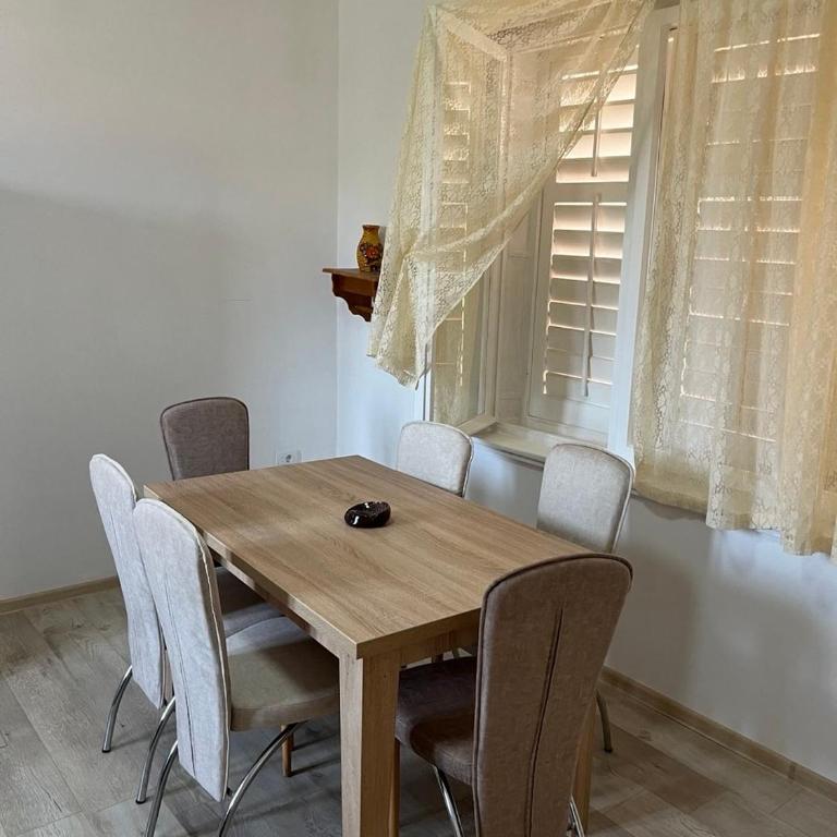Apartman Katarina - Kanli Kula - Three-Bedroom Apartment with Balcony - 2