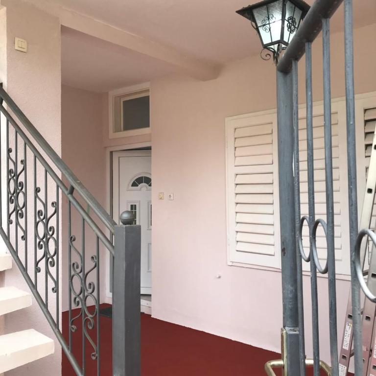 Apartman Katarina - Kanli Kula - Three-Bedroom Apartment with Balcony - 31