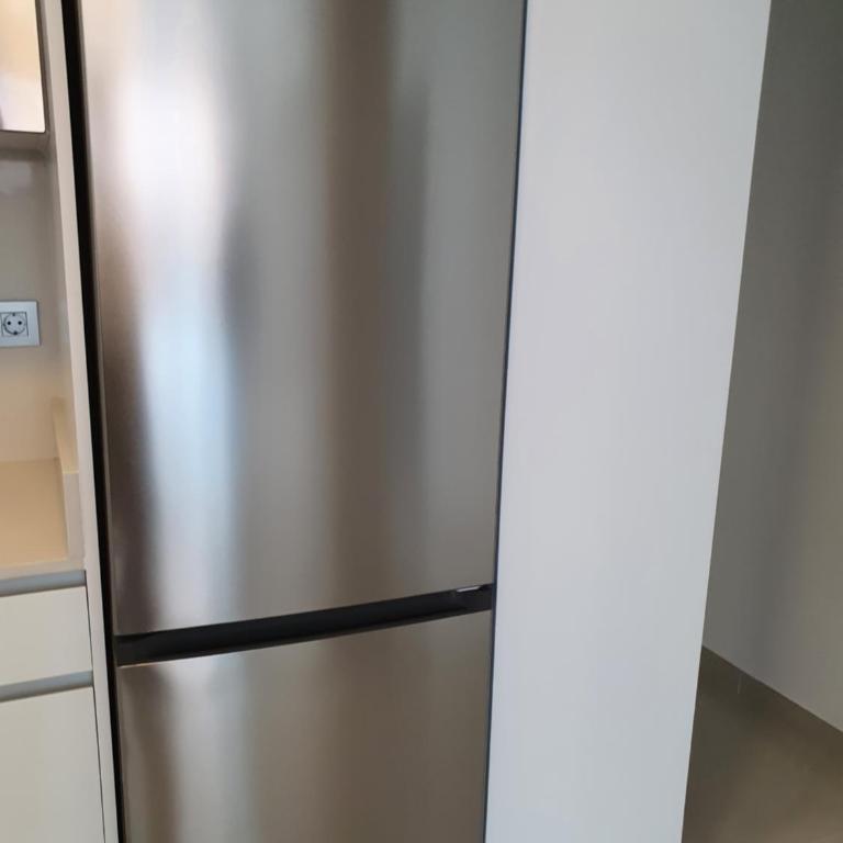 Fräscht boende med delad pool - Three-Bedroom Apartment - 5