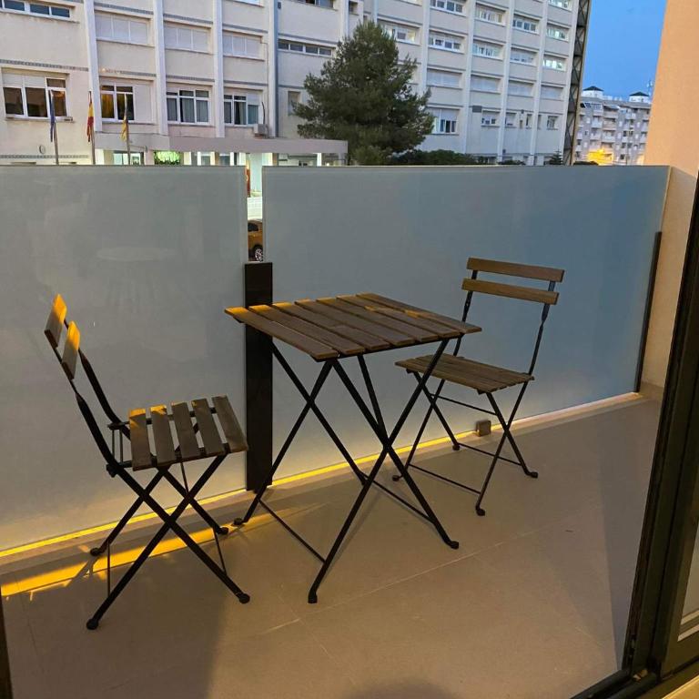 Fräscht boende med delad pool - Three-Bedroom Apartment - 1