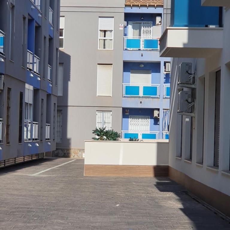 Fräscht boende med delad pool - Three-Bedroom Apartment - 14