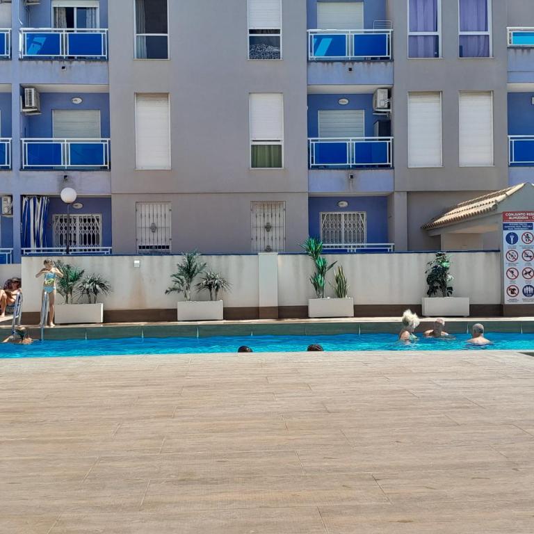 Fräscht boende med delad pool - Three-Bedroom Apartment - 26