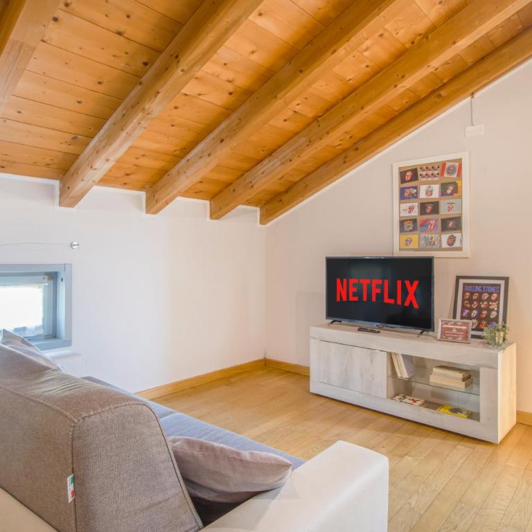 Stazione 200m - Wifi - Aria condizionata - Smart TV - Appartamento con 1 Camera da Letto - 2