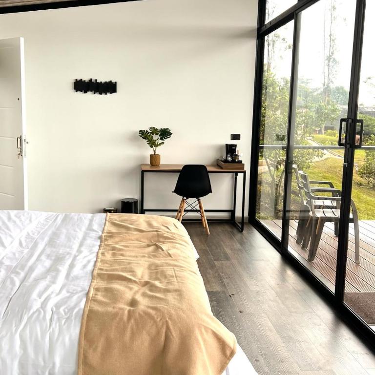 Eco Lodge Los de Arriba en Lago Calima para dos personas - Habitación Doble Deluxe con balcón - 11