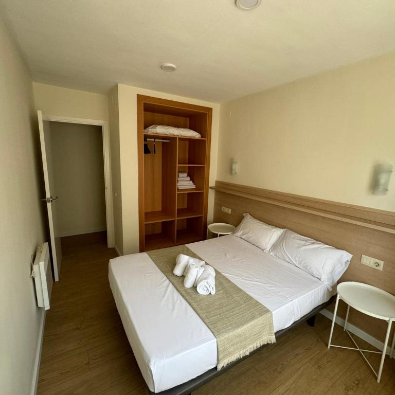 M10 Salou apartaments - Two-Bedroom Apartment with Pool View - 4