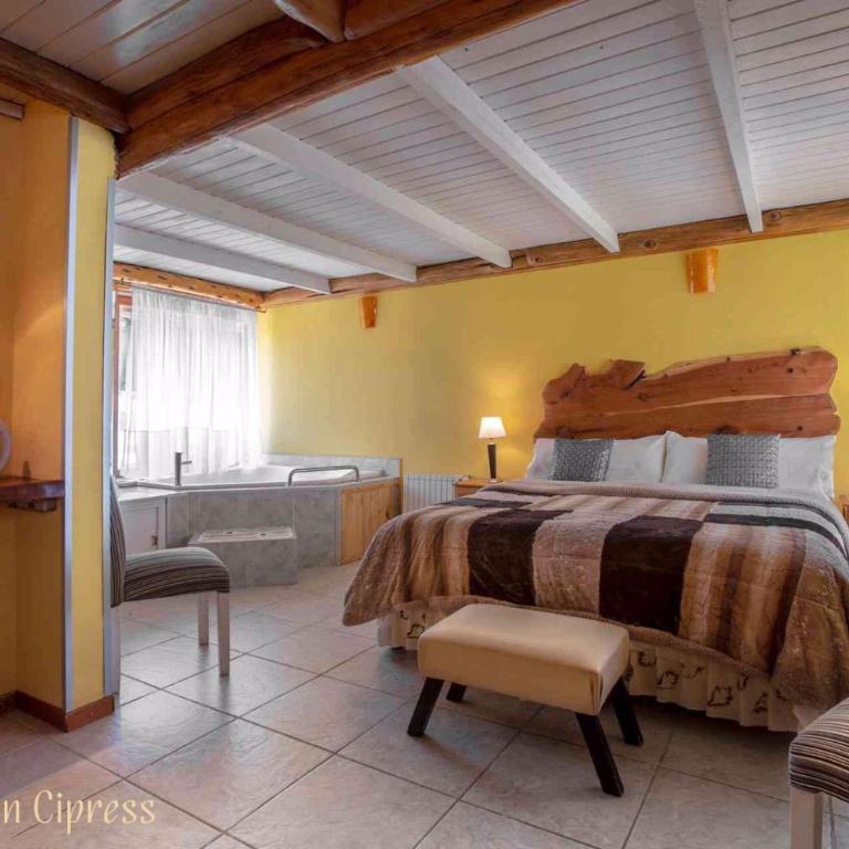 Casa Puelo Hostería y Cabañas - Habitación con cama extragrande y bañera de hidromasaje - 2