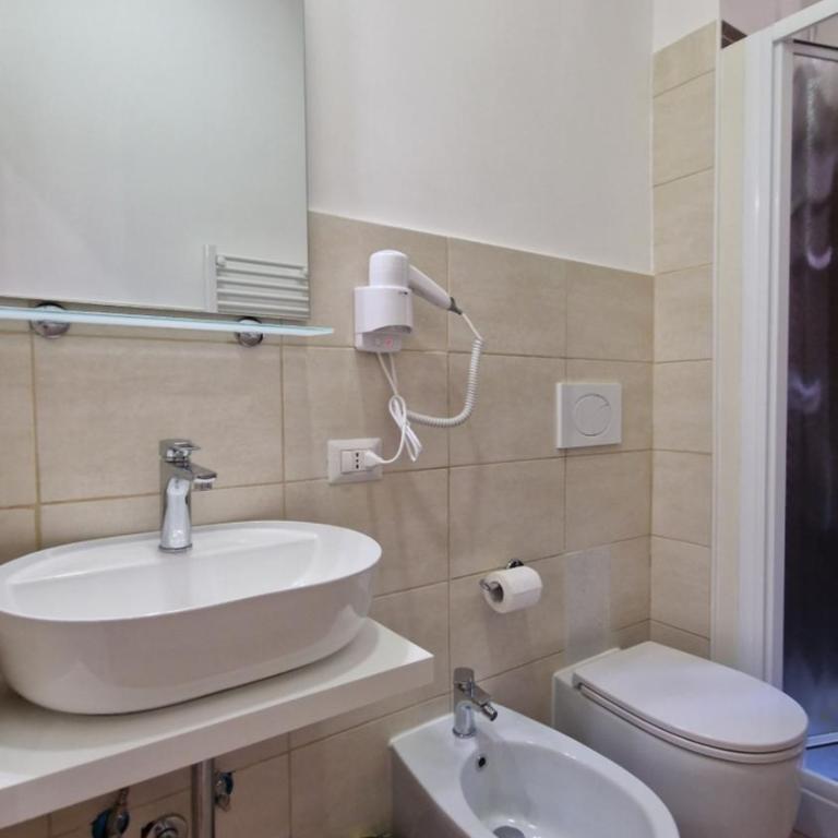 Susy's Guest House - Room Spagna - Camera Singola con Bagno Privato - 9