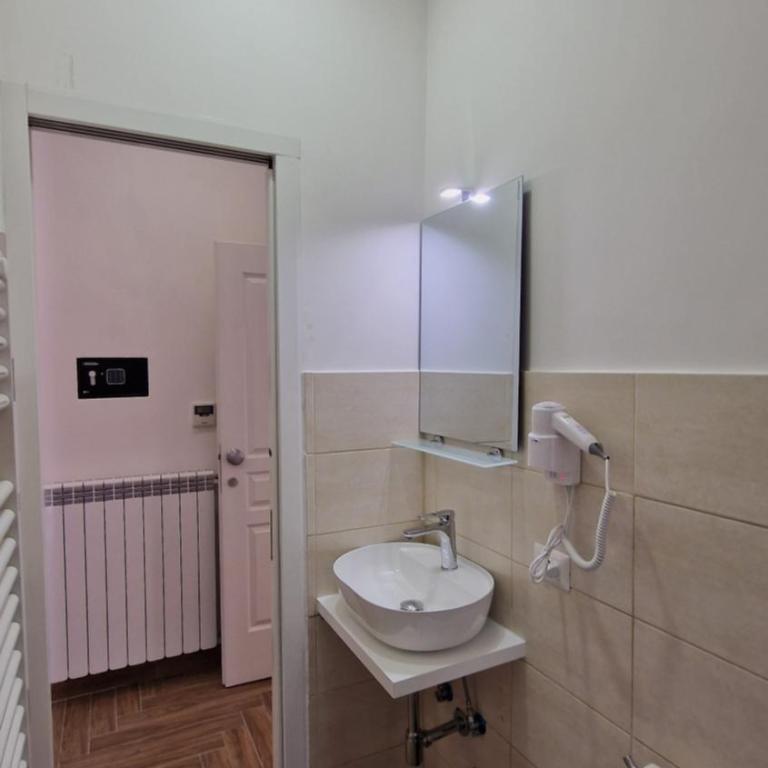 Susy's Guest House - Room Spagna - Camera Singola con Bagno Privato - 16