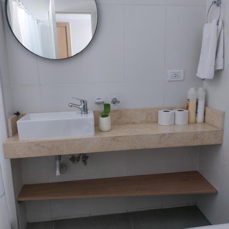 Elegante y luminoso departamento con cochera chica - One-Bedroom Apartment - 3