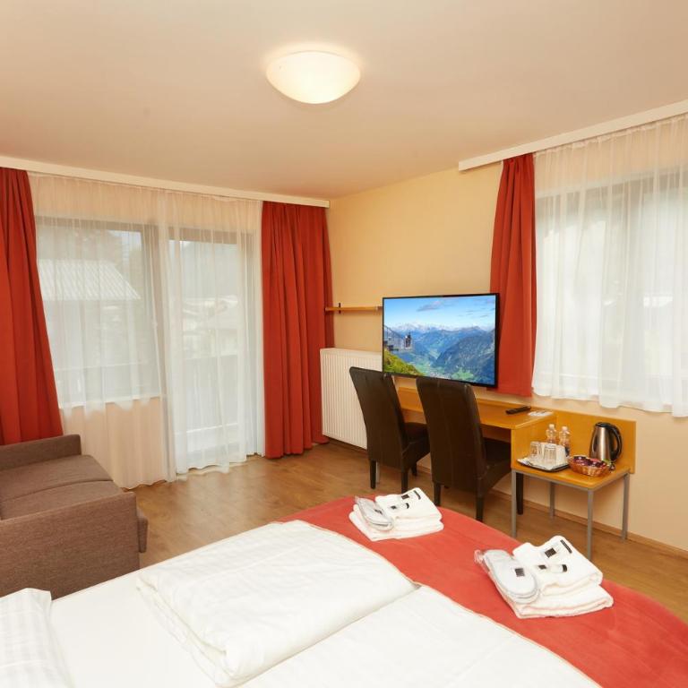 Residence AlpenHeart - Doppelzimmer mit Balkon und Bergblick - 4