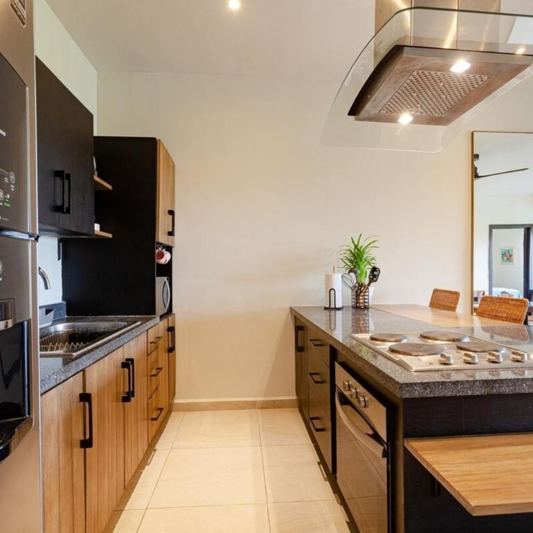 Casa LaMar 10 min Beach WIFI 300 MB2Gyms6Pools - Three-Bedroom Apartment - 13