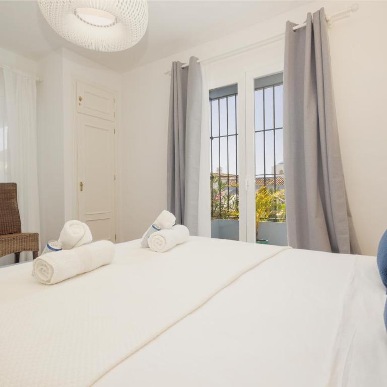 Apartment, with private terrace and in beachfront urbanization with heated pool, in Casares Costa - Apartamento de 2 dormitorios - 30