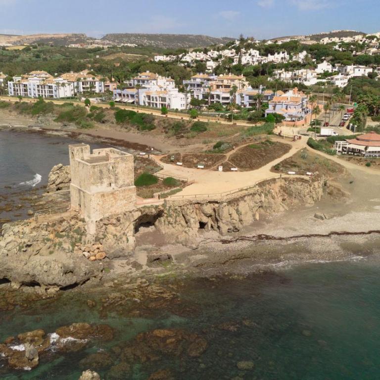 Apartment, with private terrace and in beachfront urbanization with heated pool, in Casares Costa - Apartamento de 2 dormitorios - 45