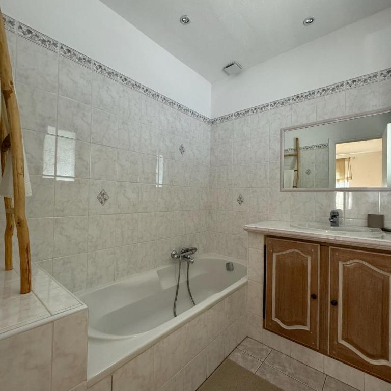 L'Oliveda - complètement climatisée, piscine, calme, proche commerce et lac, ski à 45min - Villa avec Piscine Privée - 29