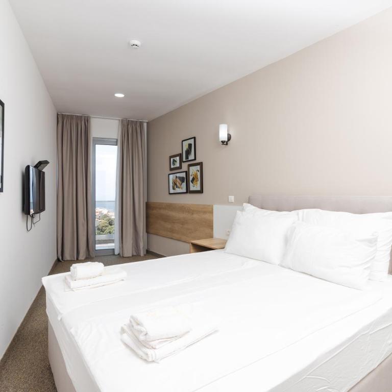 Lux Hotel M - Boutique Hotel & Restaurant - Duplex Quadruple Room - 10