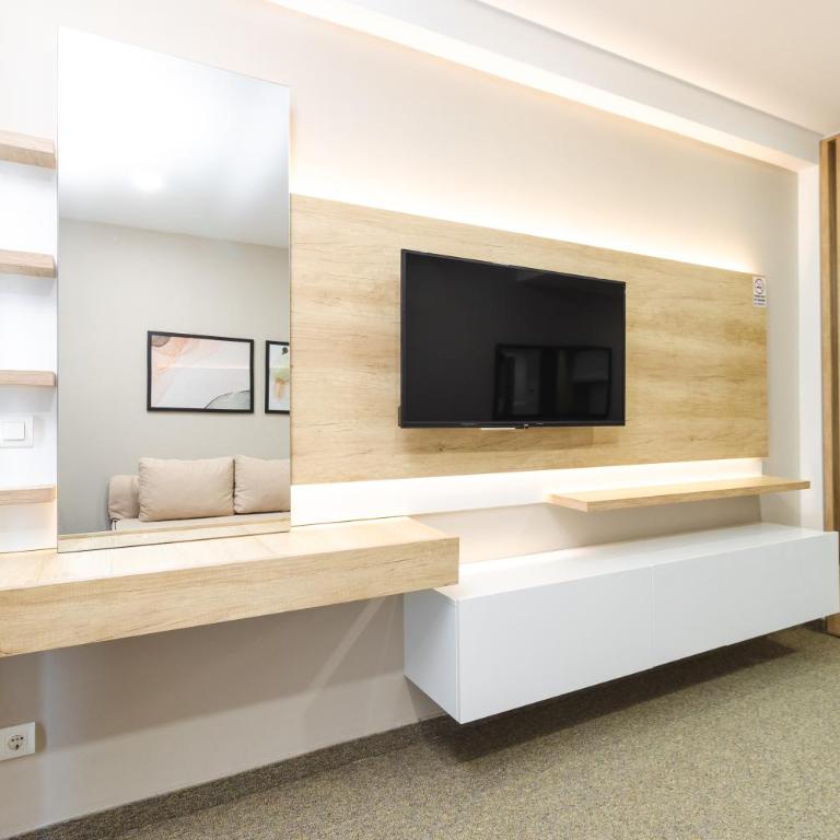 Lux Hotel M - Boutique Hotel & Restaurant - Duplex Quadruple Room - 1