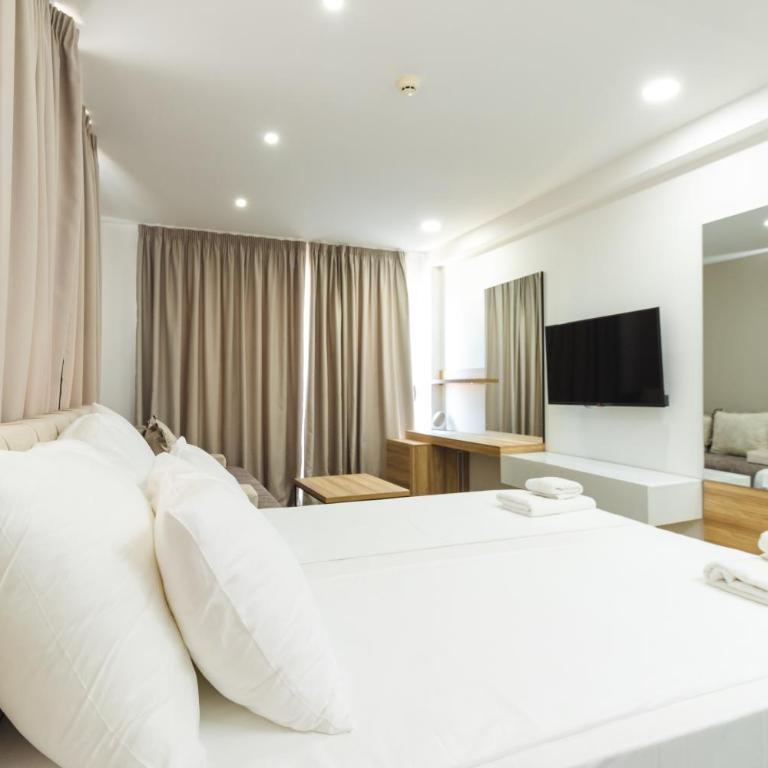 Lux Hotel M - Boutique Hotel & Restaurant - Deluxe Quadruple Room - 9
