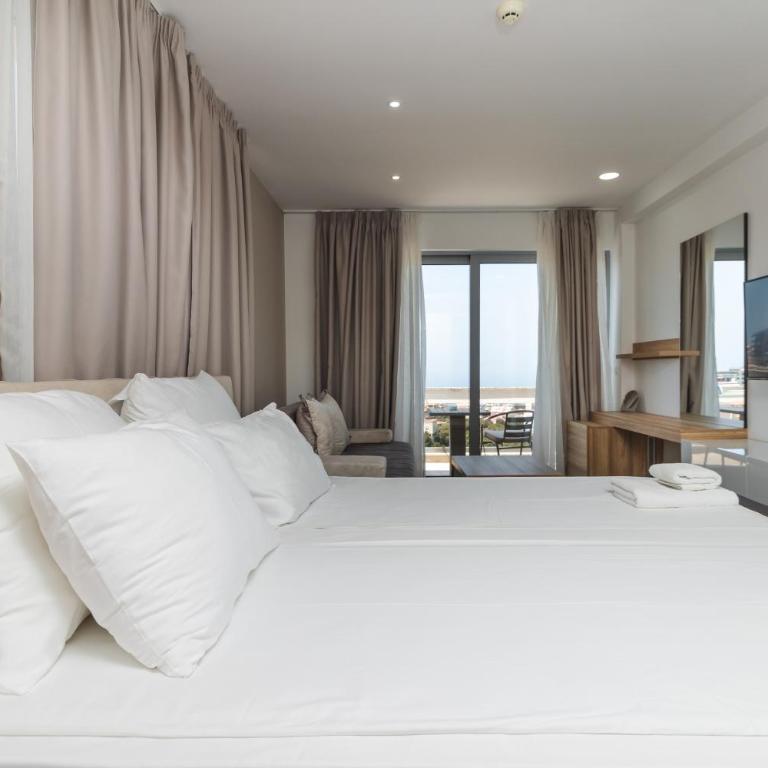 Lux Hotel M - Boutique Hotel & Restaurant - Deluxe Quadruple Room - 8