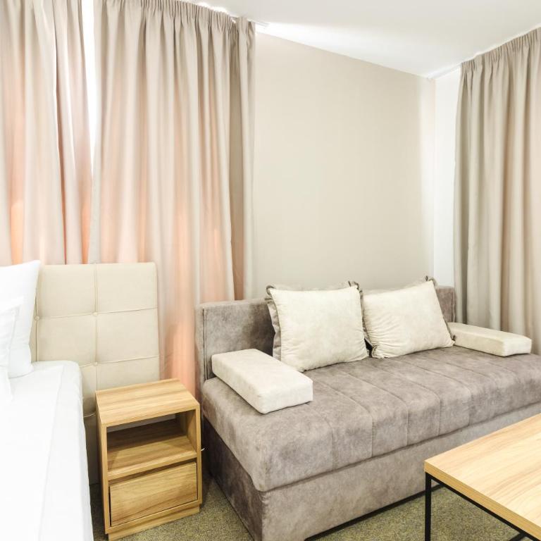 Lux Hotel M - Boutique Hotel & Restaurant - Deluxe Quadruple Room - 3