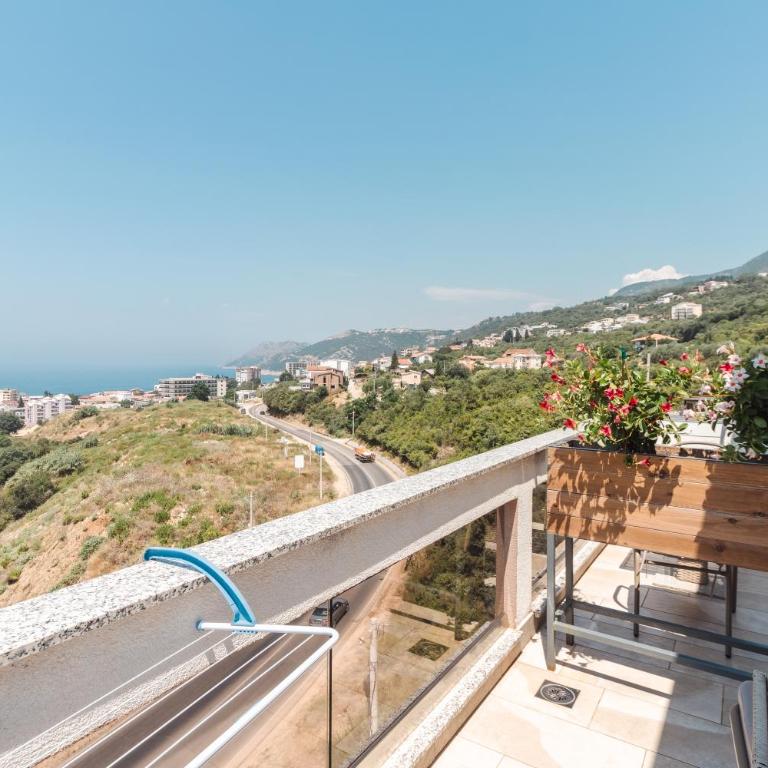 Lux Hotel M - Boutique Hotel & Restaurant - Deluxe Quadruple Room - 10