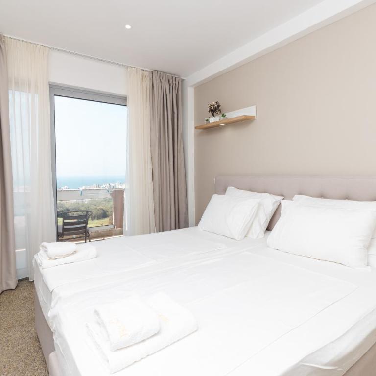 Lux Hotel M - Boutique Hotel & Restaurant - Deluxe Double Room with Balcony and Sea View - 10