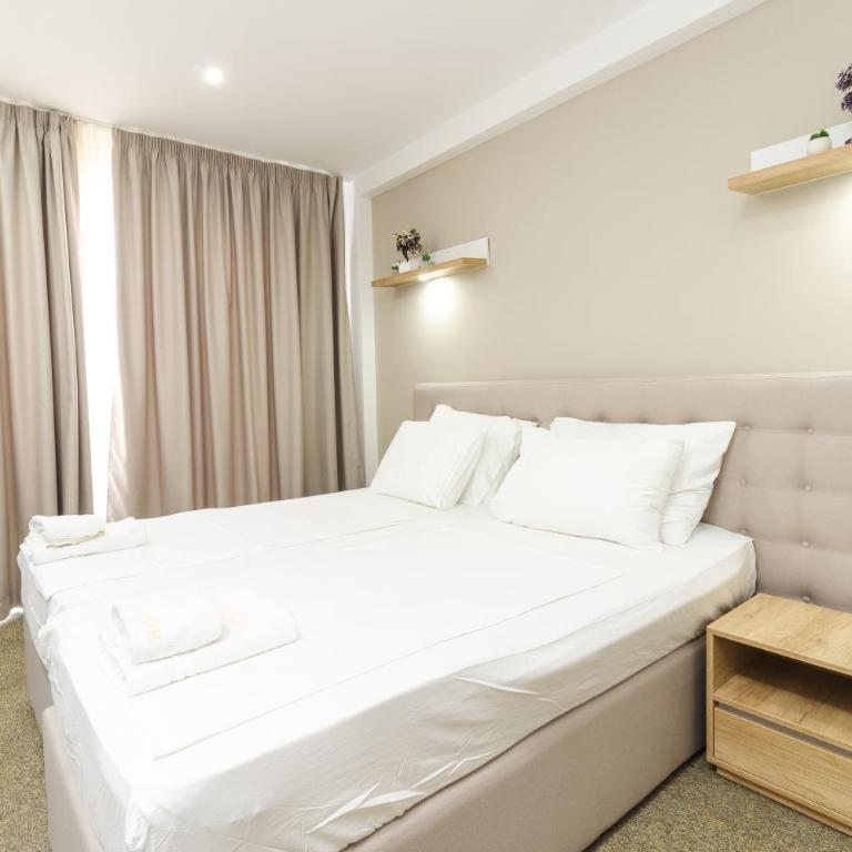 Lux Hotel M - Boutique Hotel & Restaurant - Deluxe Double Room with Balcony and Sea View - 8