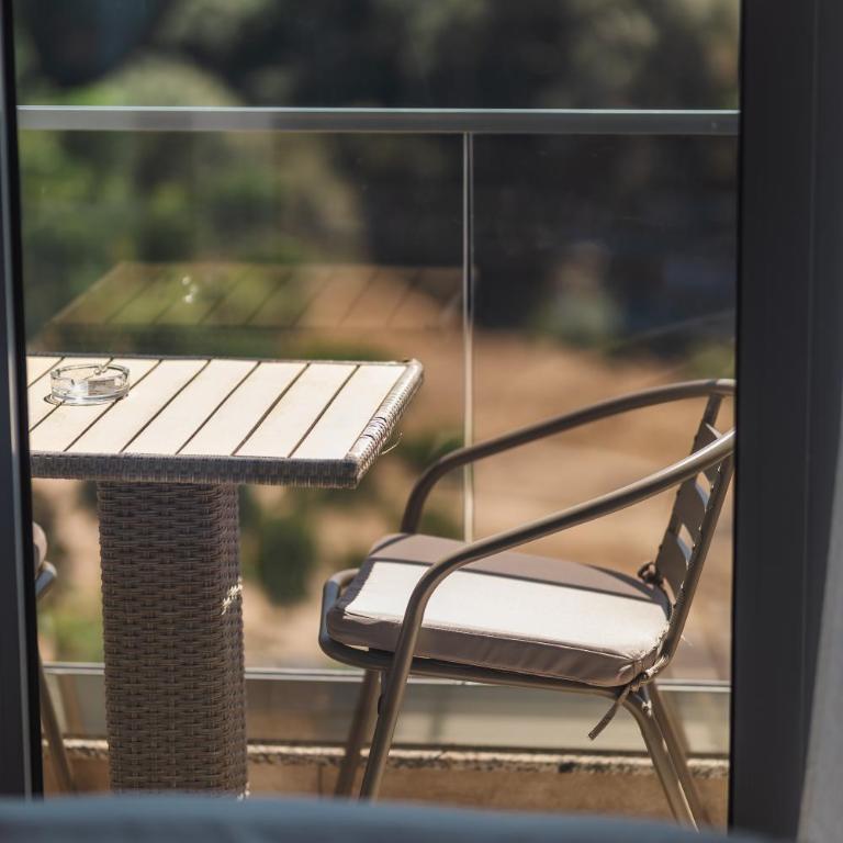 Lux Hotel M - Boutique Hotel & Restaurant - Deluxe Double Room with Side Sea View - 11
