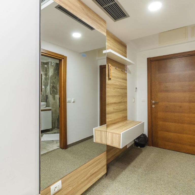 Lux Hotel M - Boutique Hotel & Restaurant - Deluxe Double Room with Side Sea View - 12