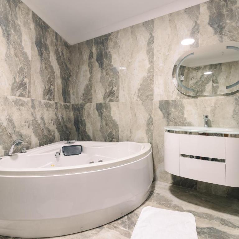 Lux Hotel M - Boutique Hotel & Restaurant - Deluks Porodični Apartman Tipa "Suite" - 1
