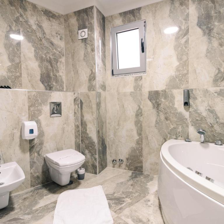 Lux Hotel M - Boutique Hotel & Restaurant - Deluxe Family Suite - 1