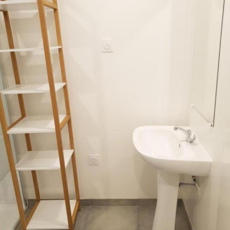 Grand Appartement, 2 ou 3 ou 4 pieces, tramway sur place, proche gare sncf St Augustin 900 metre , aéroport 1200 metre, plage ou Allianz riviera 10 min, palais nikaia 2 min , supermarché sur place, parking possible si disponible ou payant à 1000 metre - Apartamento de 2 dormitorios - 22